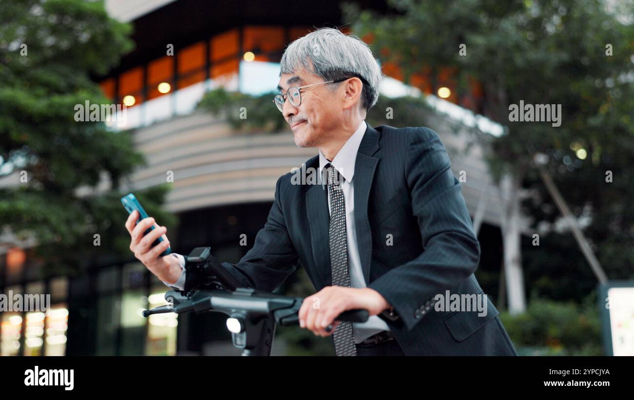 Uomo d'affari, telefono o scooter elettrico in città per viaggi, trasporti puliti o sostenibili. Pedalata, bicicletta per adulti o ecologica con l'app mobile Foto Stock