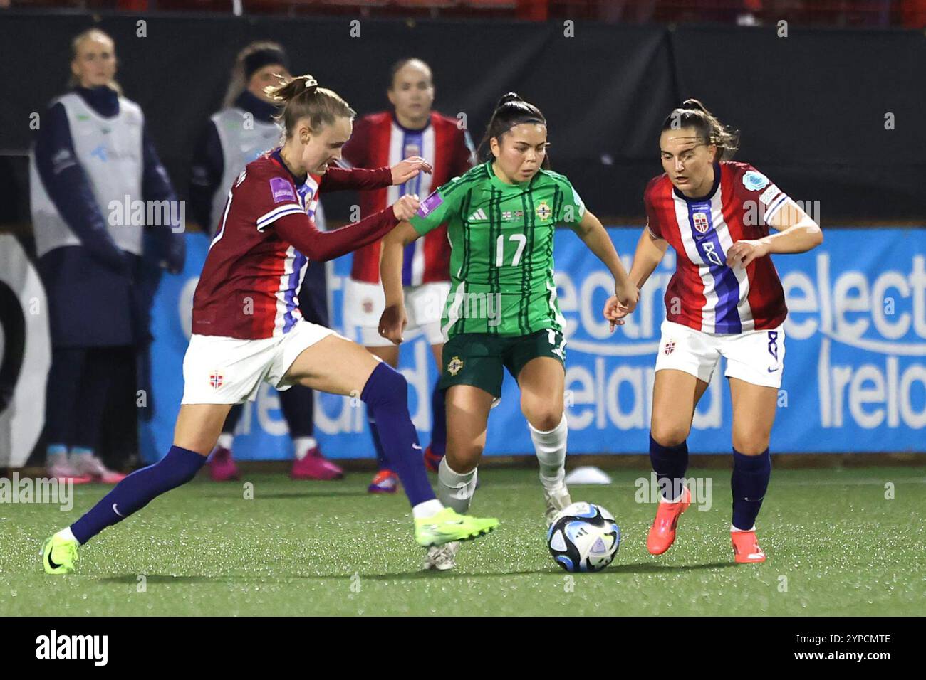 Joely Andrews (centro) dell'Irlanda del Nord si batte per il pallone con Caroline Graham Hansen (sinistra) e Vilde Boe Risa durante la partita di andata delle qualificazioni UEFA Euro 2025 al secondo round a Inver Park, Larne. Data foto: Venerdì 29 novembre 2024. Foto Stock