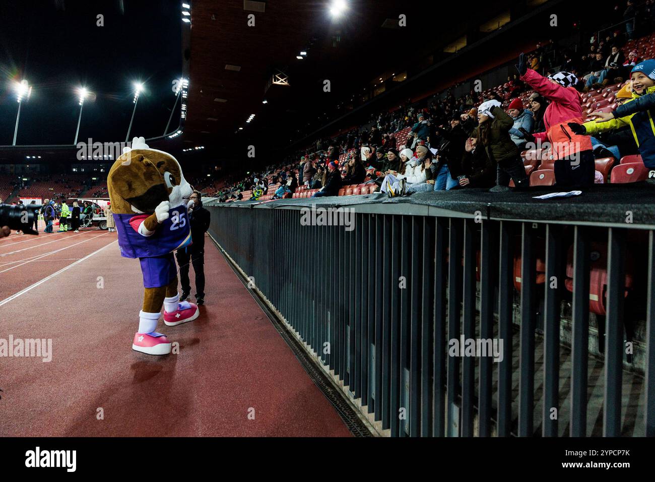 Maskottchens der UEFA Women's EURO 2025 Maddli interagiert mit fans Freundschaftsspiel: Schweiz - Deutschland, Z?Rich, Letzigrund AM 29.11.2024 Foto Stock