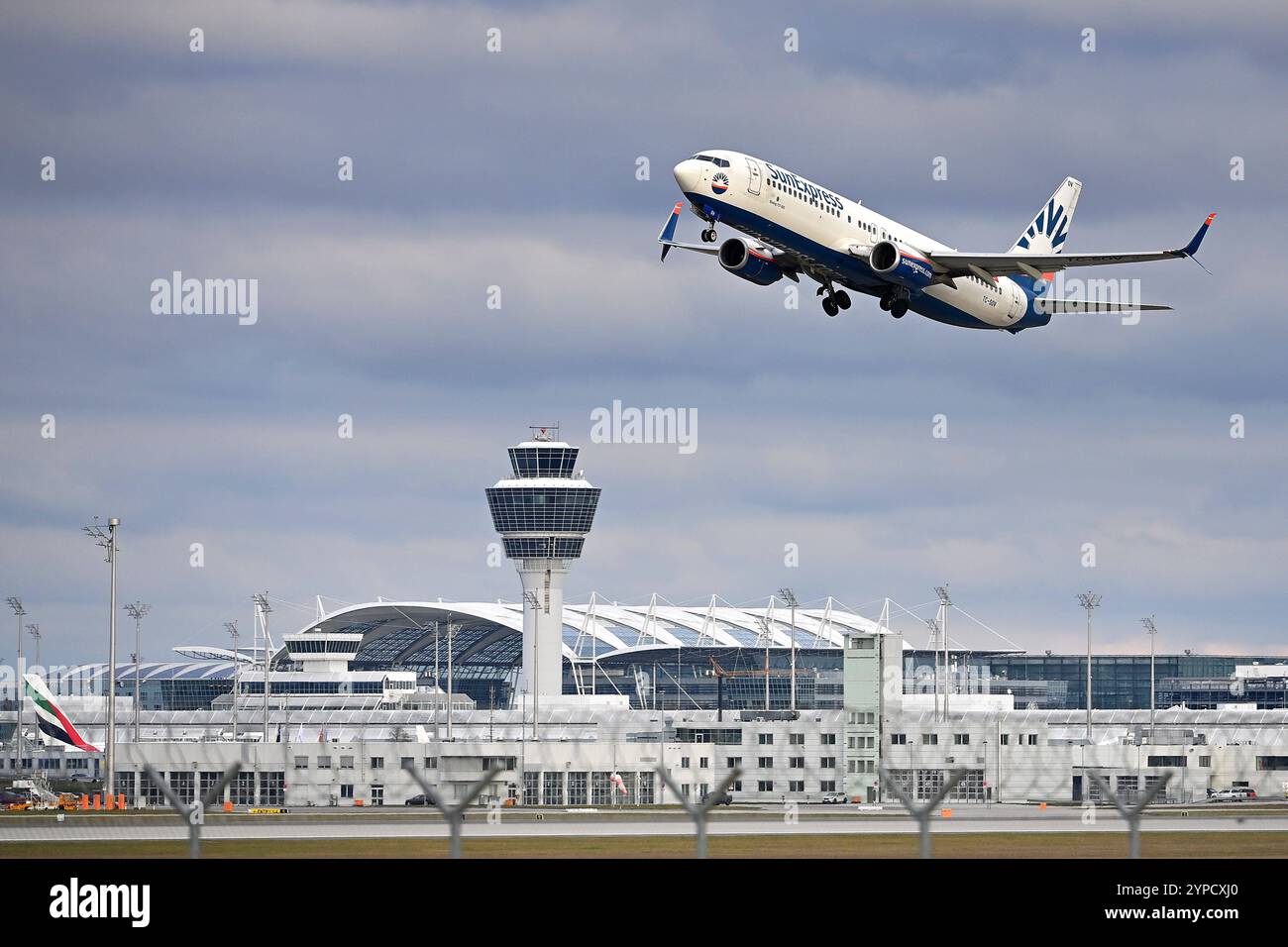 SunExpress Maschine Boeing 737-800 hebt ab,Start, Passagier Jets am Flughafen Franz Josef Strauss a Monaco di Baviera. *** SunExpress Aircraft Boeing 737 800 decolla, jet passeggeri all'aeroporto Franz Josef Strauss di Monaco di Baviera Foto Stock