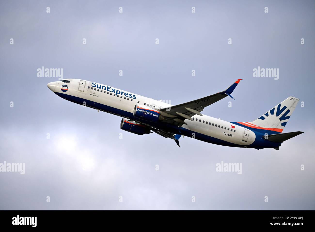 SunExpress Maschine Boeing 737-800 hebt ab,Start, Passagier Jets am Flughafen Franz Josef Strauss a Monaco di Baviera. *** SunExpress Aircraft Boeing 737 800 decolla, jet passeggeri all'aeroporto Franz Josef Strauss di Monaco di Baviera Foto Stock