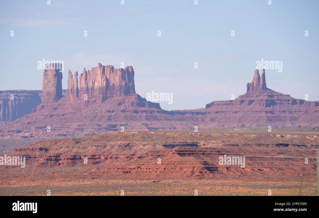 Formazioni rocciose rosse, marroni e gialle di ematite, ossido di ferro nella Monument Valley, Arizona USA Foto Stock