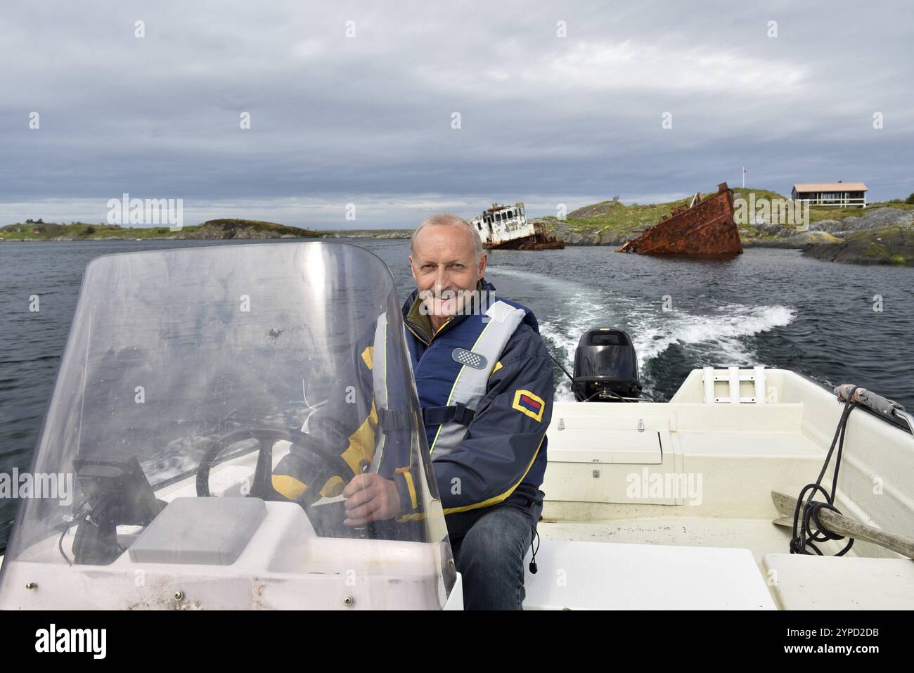 Uomo, motoscafo senior, peschereccio in un naufragio sulla Atlantic Road in Norvegia Foto Stock
