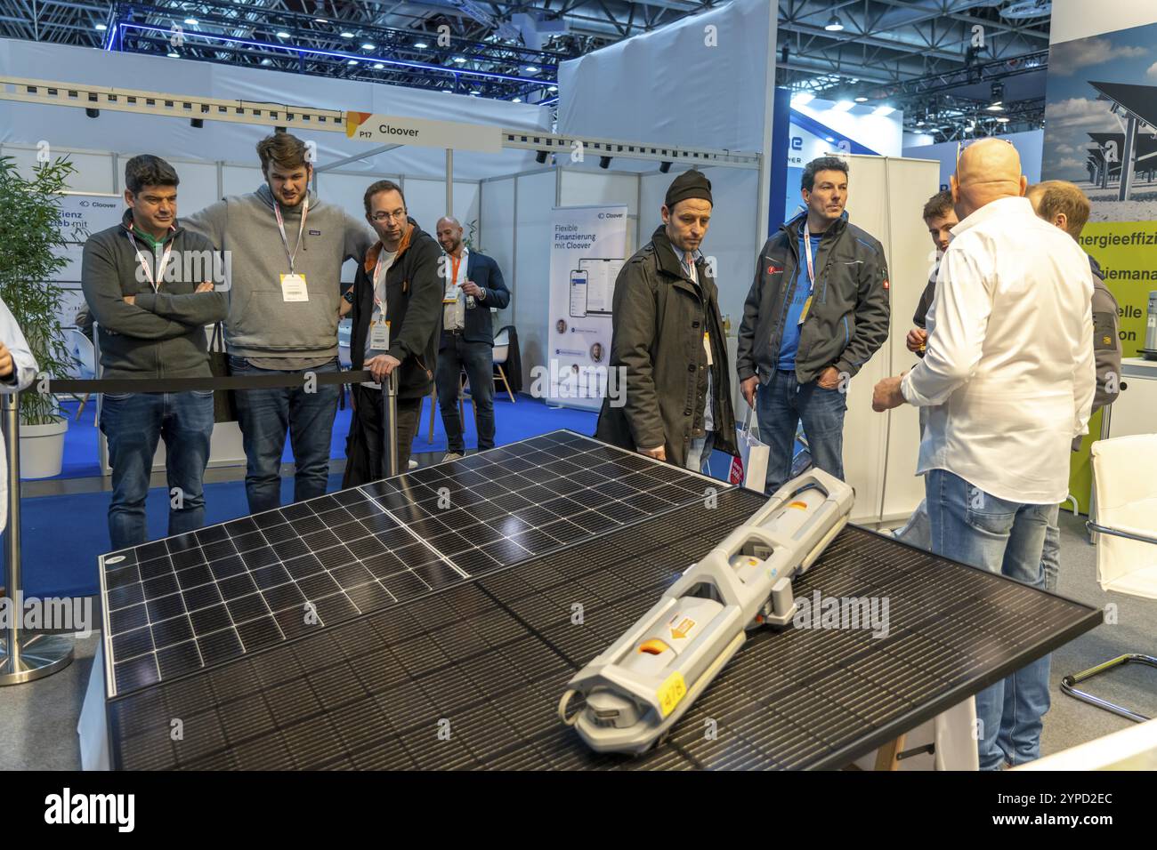 Tecnologia di pulizia per sistemi solari, alla fiera Solar Solutions di Duesseldorf, oltre 250 espositori internazionali presentano prodotti e servizi Foto Stock