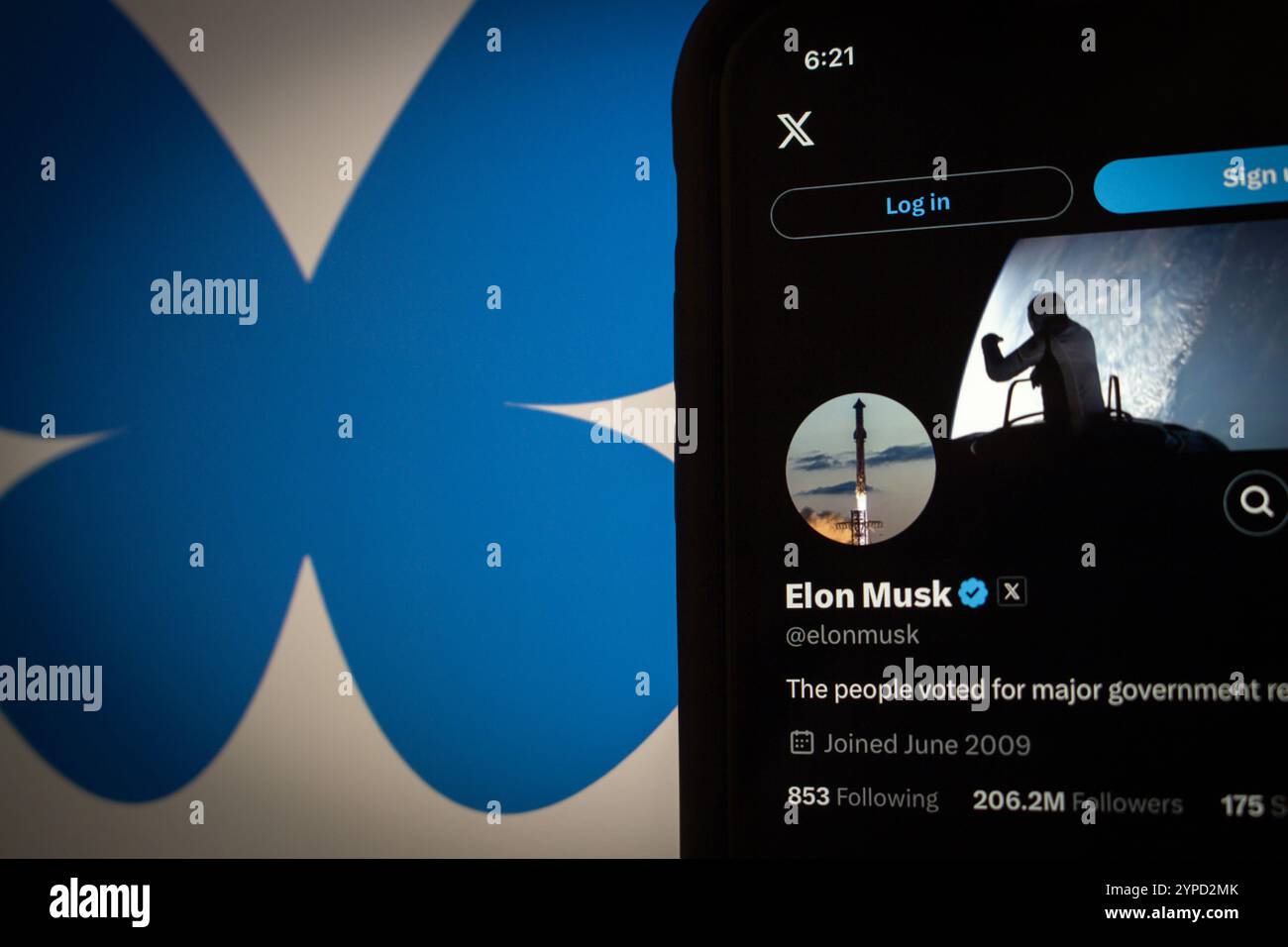 Città del Messico, MESSICO - novembre 28 2024: Uno schermo per iPhone che visualizza la pagina dell'account X app di Elon Musk, con un logo Bluesky Social sullo sfondo. Foto Stock