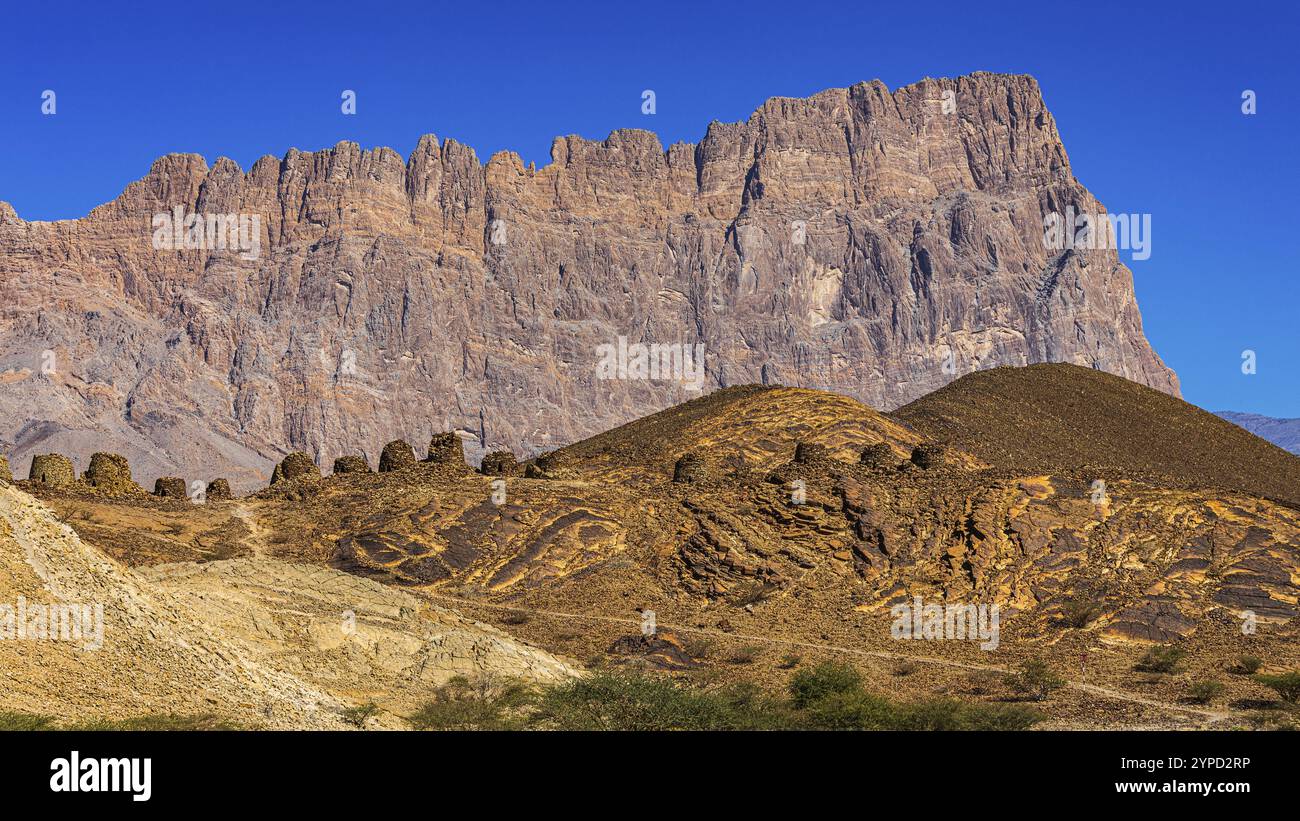 Tombe rotonde di pietre non tagliate, tombe ad alveare, dietro la catena montuosa di Jebel Misht, vicino alla città di al Ayn, Penisola Araba, Sultanato dell'Oman Foto Stock