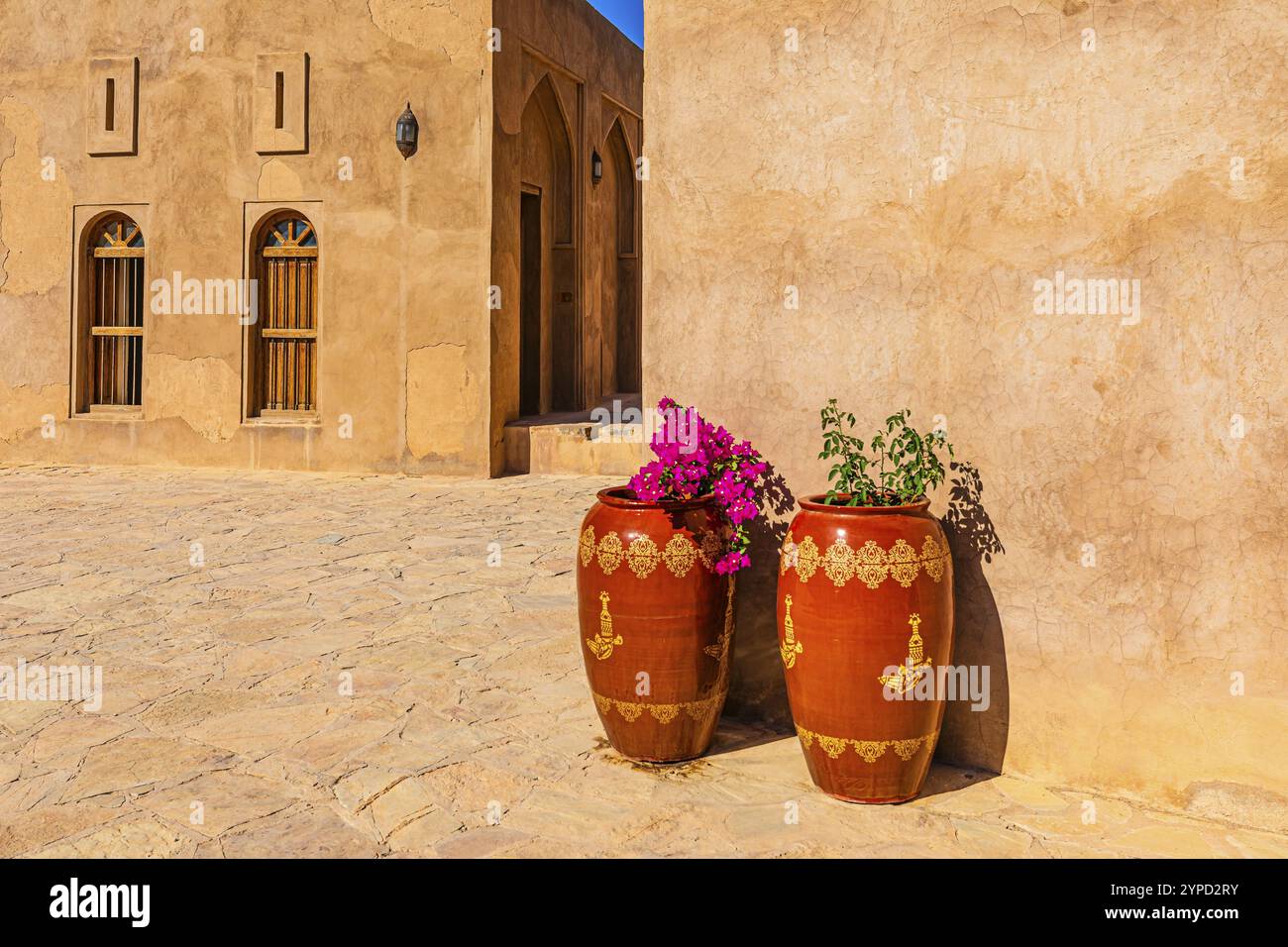 Un cortile interno della fortezza del palazzo di Jabrin, decorato con grandi vasi di fiori, Jabrin, vicino alla città di Bahla, Penisola Araba, Sultanato Foto Stock