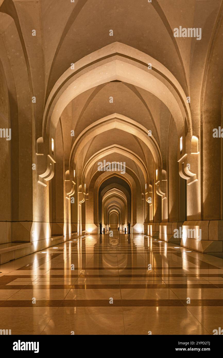 Portici illuminati presso il Palazzo del Sultano, Mascate, Penisola Araba, Sultanato dell'Oman Foto Stock