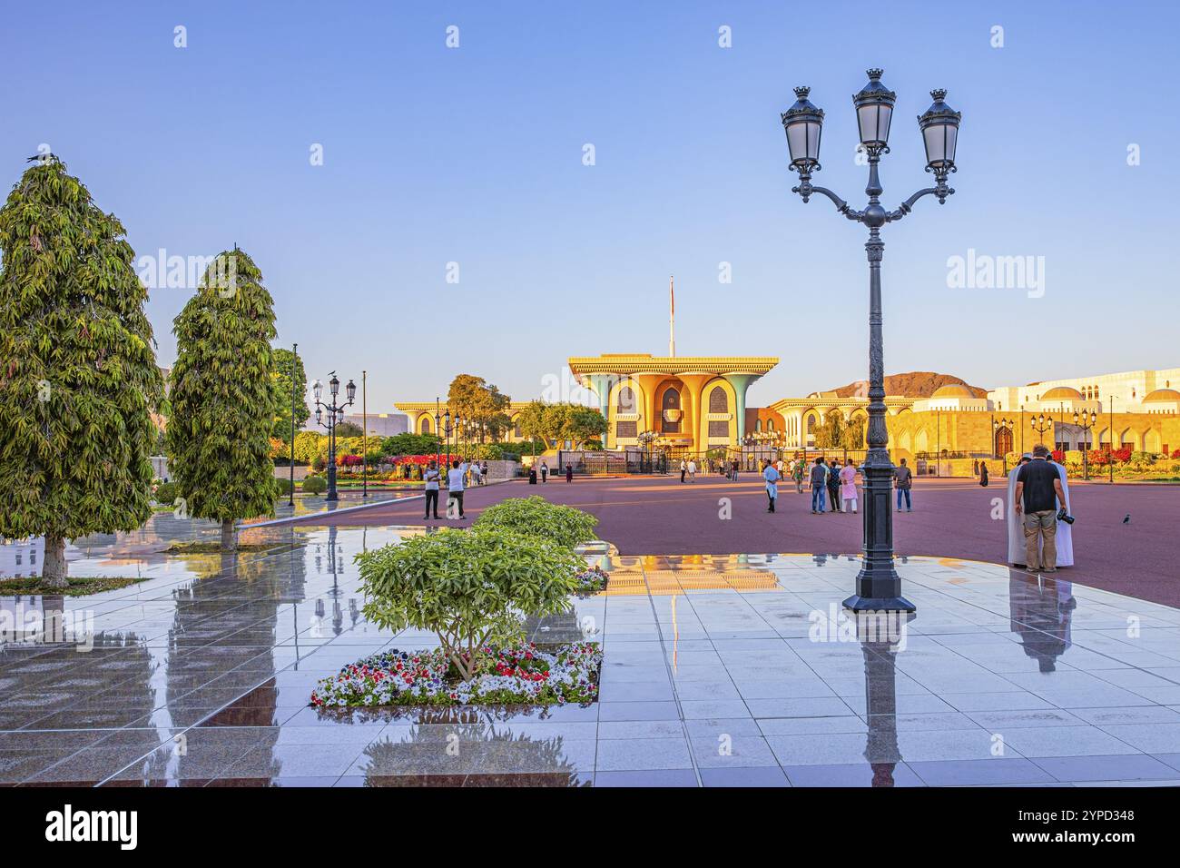 La grande piazza di fronte al Palazzo del Sultano, illuminata di sera con tre lampade a candelabro, Mascate, Penisola Araba, Sultanato Foto Stock