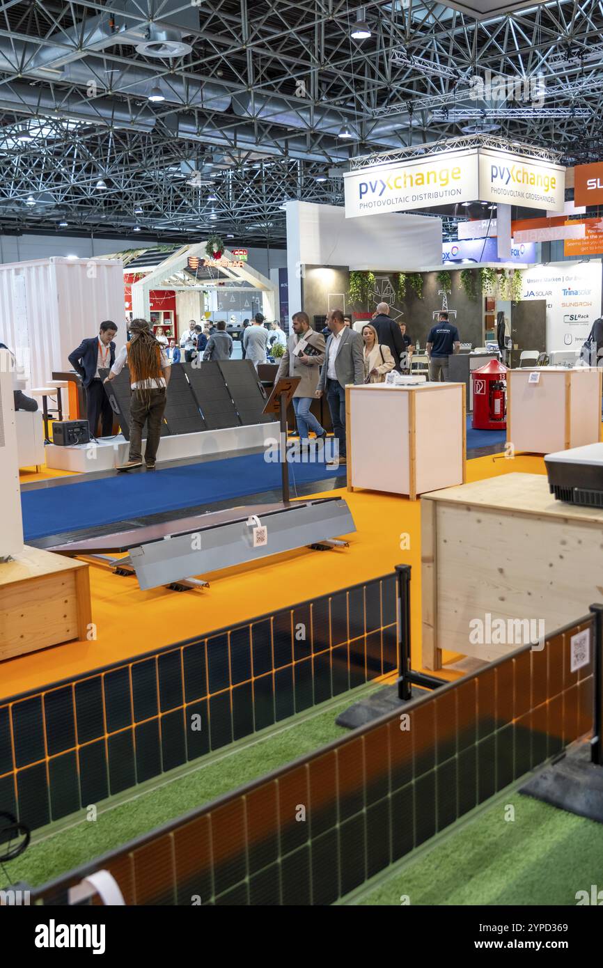 Solar Solutions Duesseldorf, oltre 250 espositori internazionali presentano prodotti e servizi dell'industria solare, dello stoccaggio intelligente, dell'EV cha Foto Stock