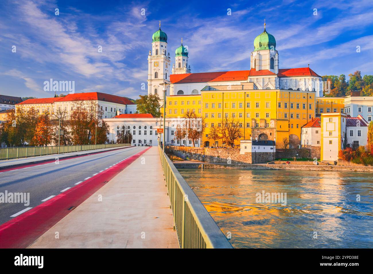 Passau, Germania. Paesaggio urbano della città vecchia con la Basilica di Santo Stefano e Marienbrucke che attraversano le acque del fiume Inn. Foto Stock