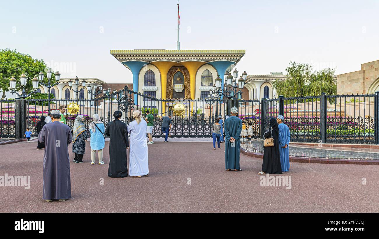 I visitatori di fronte al Tor Tor Tor chiuso al Palazzo del Sultano, Mascate, Penisola Araba, Sultanato dell'Oman Foto Stock