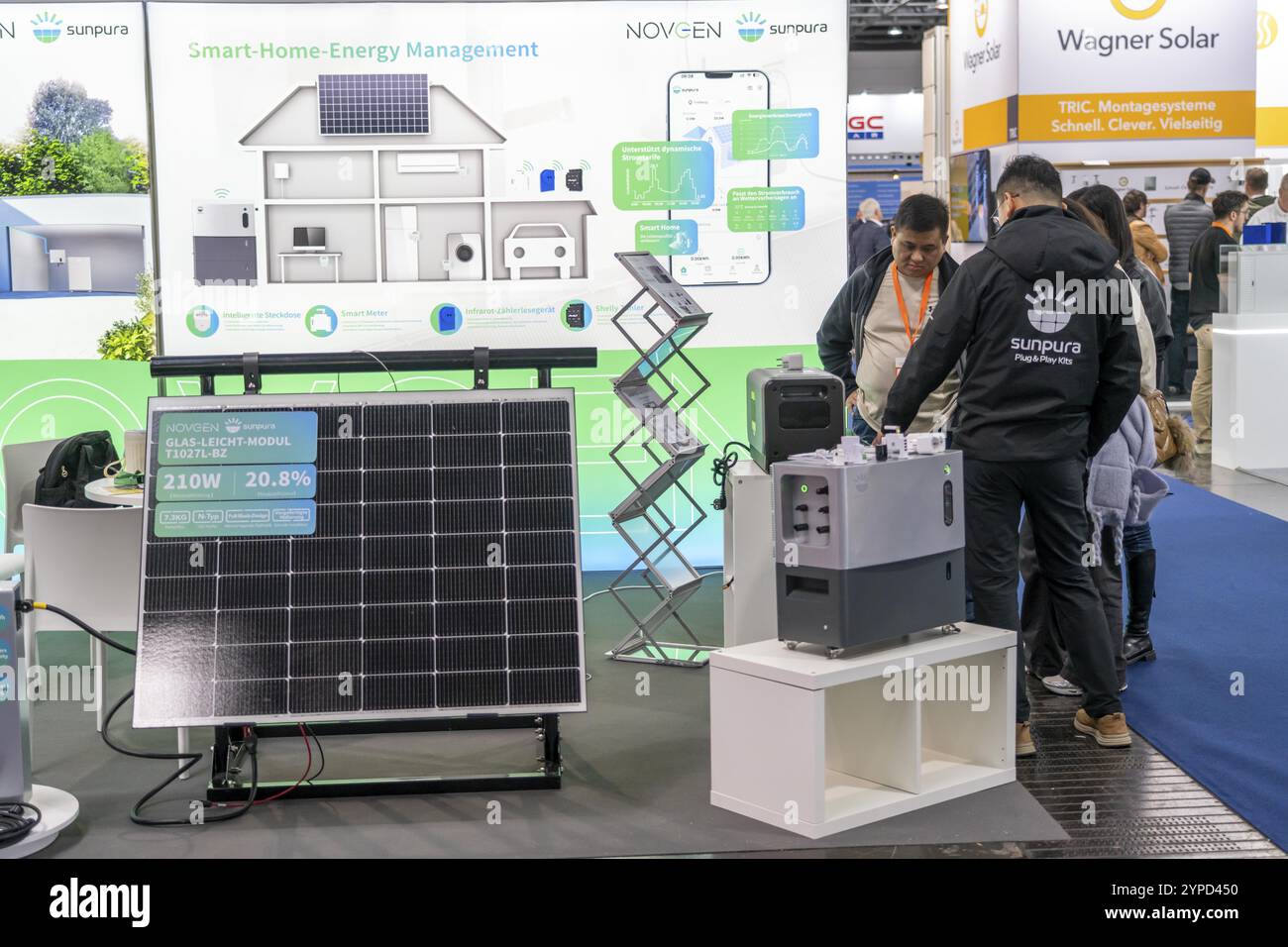Solar Solutions Duesseldorf, oltre 250 espositori internazionali presentano prodotti e servizi dell'industria solare, dello stoccaggio intelligente, dell'EV cha Foto Stock