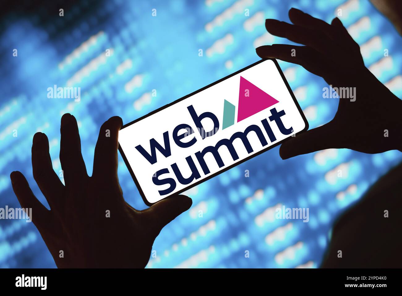 28 febbraio 2024, Brasile. In questa immagine, il logo Web Summit viene visualizzato sullo schermo di uno smartphone Foto Stock