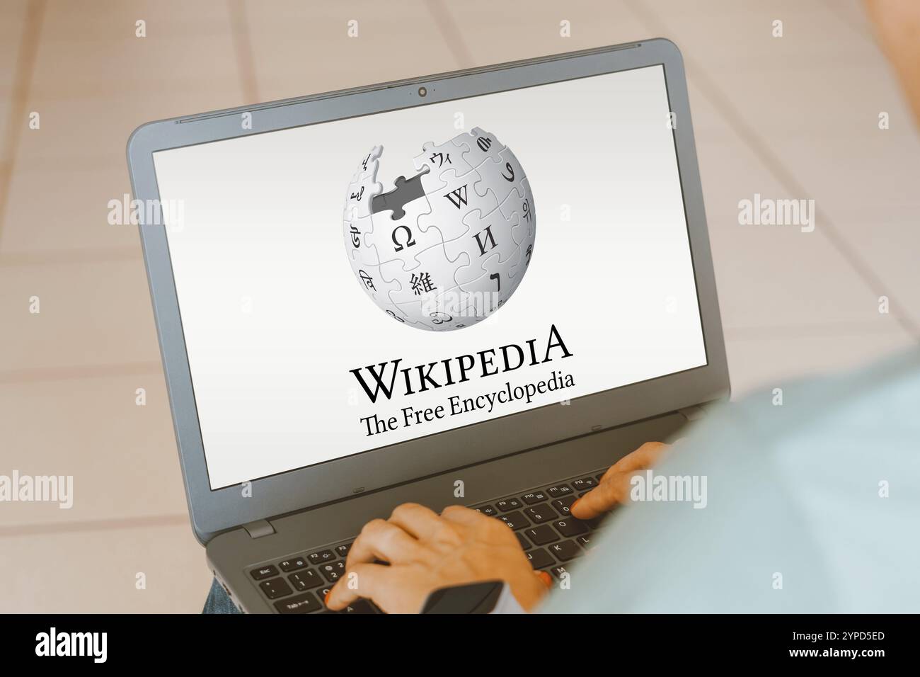 20 maggio 2024, Brasile. In questa immagine, il logo di Wikipedia viene visualizzato sullo schermo di un laptop Foto Stock