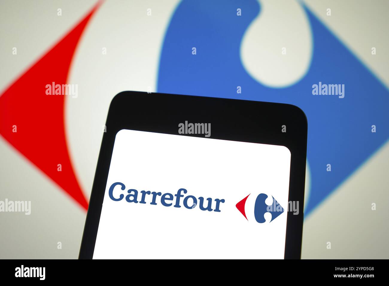 31 marzo 2024, Brasile. In questa immagine, il logo Carrefour viene visualizzato sullo schermo di uno smartphone e sullo sfondo Foto Stock