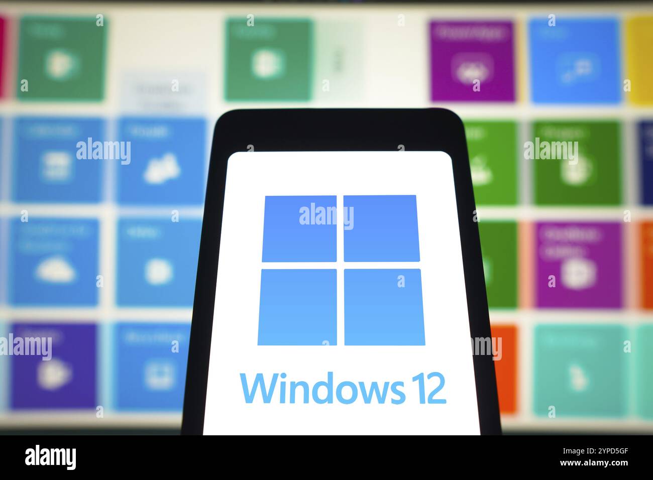 12 aprile 2024, Brasile. In questa immagine, il logo Windows 12 viene visualizzato sullo schermo di uno smartphone Foto Stock