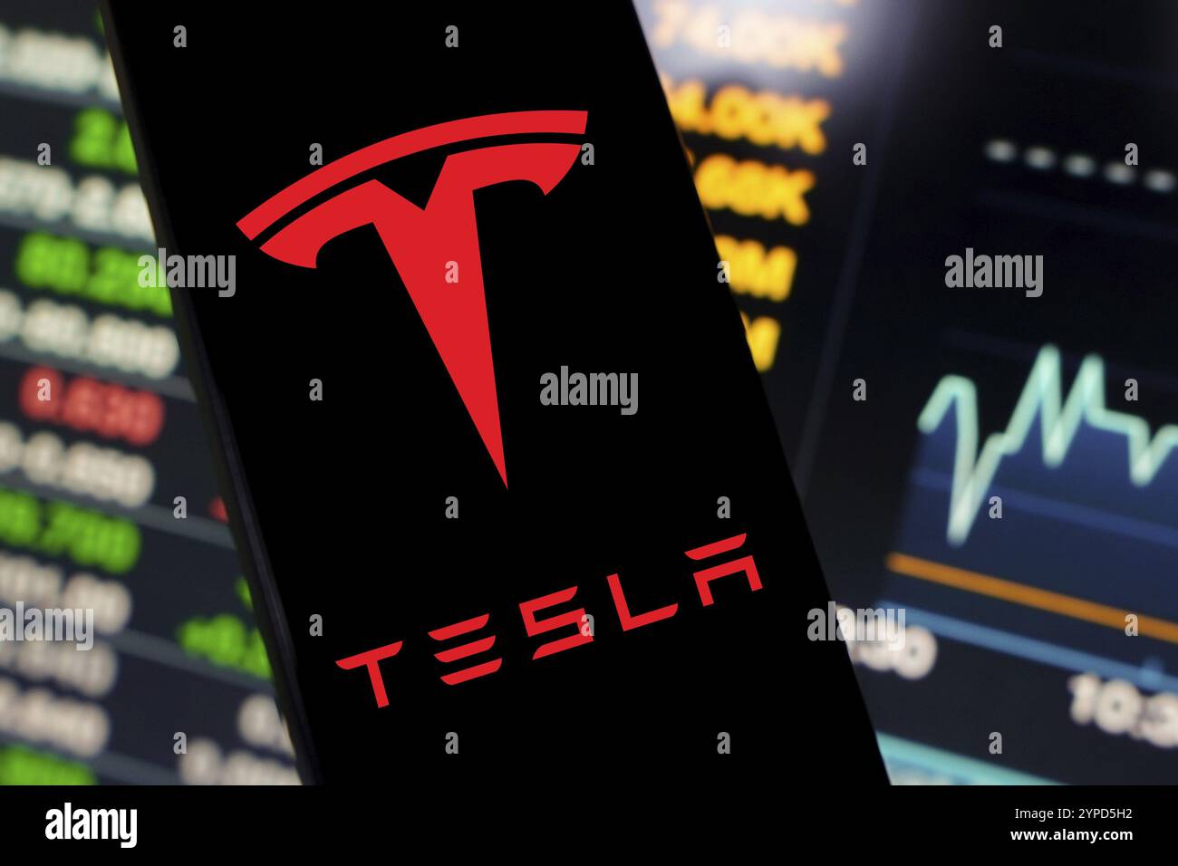 10 giugno 2024, Brasile. In questa immagine, il logo Tesla, Inc. Viene visualizzato sullo schermo di uno smartphone Foto Stock