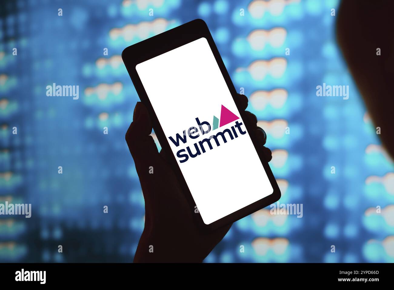 28 febbraio 2024, Brasile. In questa immagine, il logo Web Summit viene visualizzato sullo schermo di uno smartphone Foto Stock