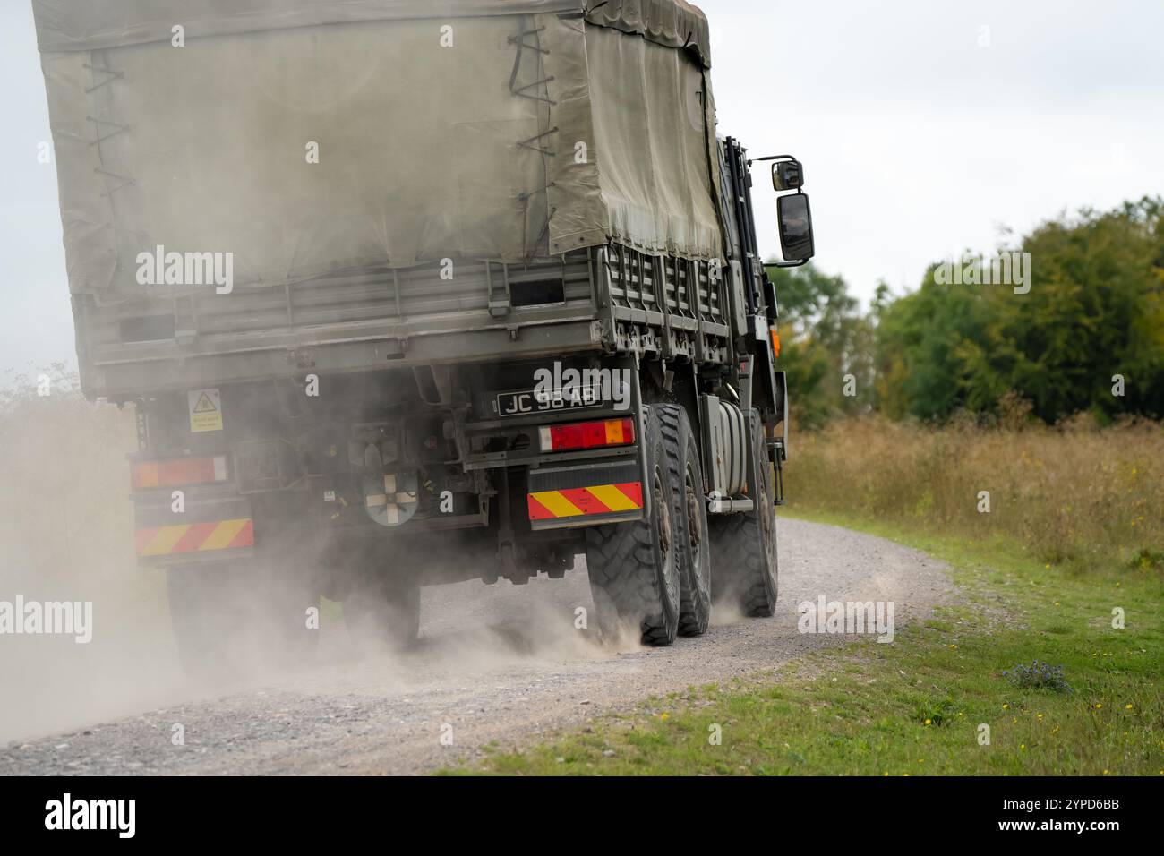 IL camion logistico MAN SV 4x4 HX dell'esercito britannico si allontana dalla telecamera durante un'esercitazione militare Foto Stock