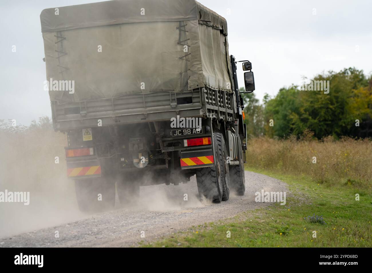 IL camion logistico MAN SV 4x4 HX dell'esercito britannico si allontana dalla telecamera durante un'esercitazione militare Foto Stock