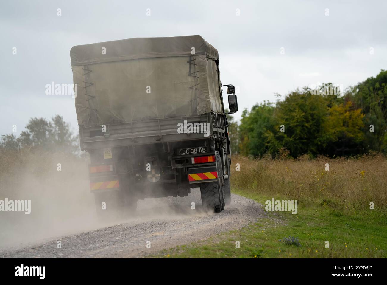 IL camion logistico MAN SV 4x4 HX dell'esercito britannico si allontana dalla telecamera durante un'esercitazione militare Foto Stock