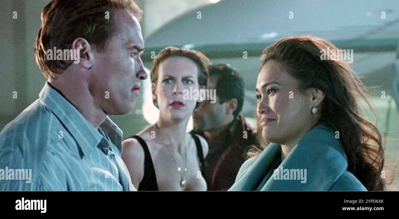 TRUE LIES 1994 20th Century Fox film con From Left: Arnold Schwarzenegger nel ruolo dell'agente Harry Tasker e Jamie Lee Curtis nel ruolo di sua moglie Helen e Tia Carrere nel ruolo di Juno Skinner Foto Stock