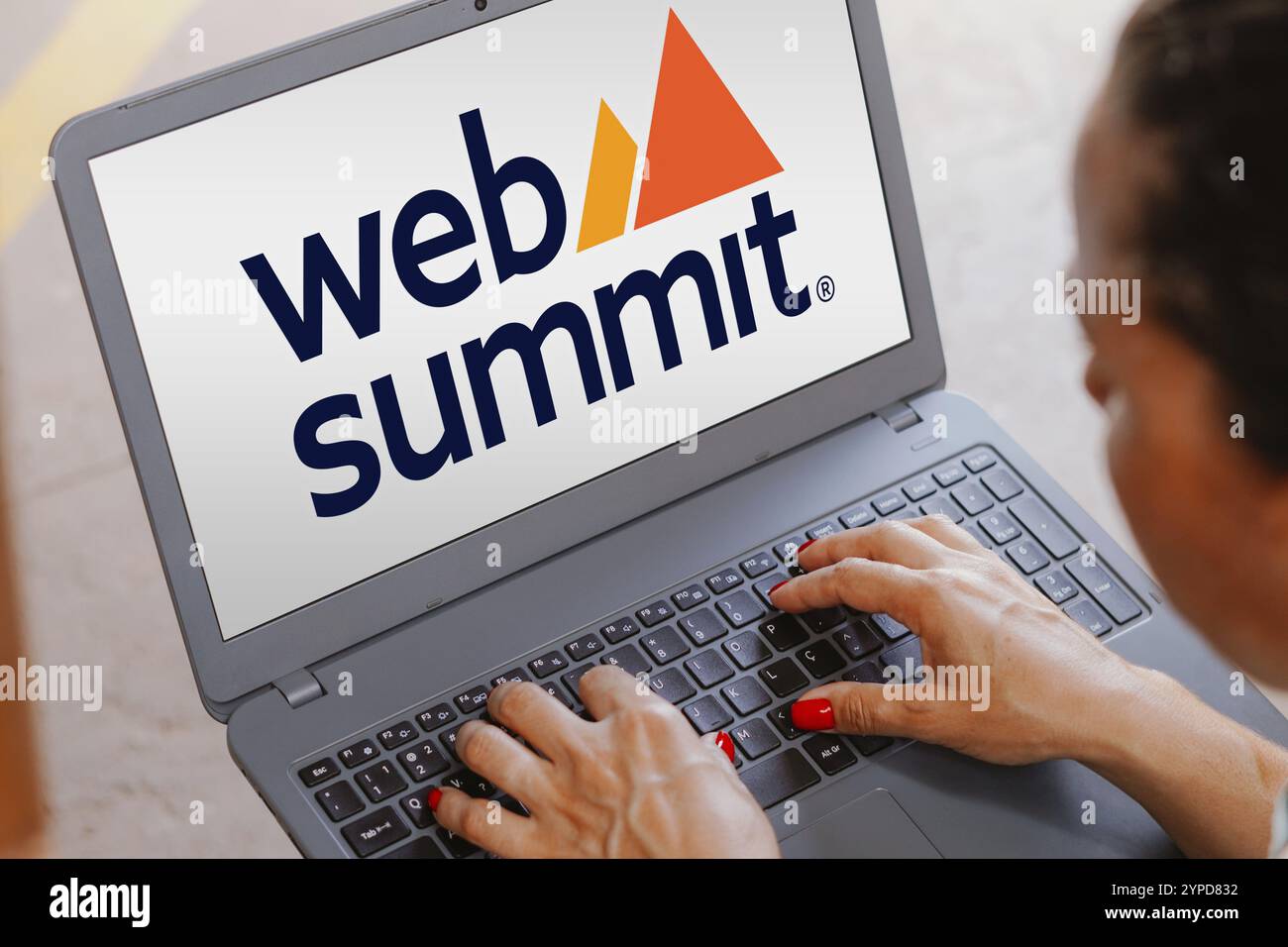 16 aprile 2024, Brasile. In questa immagine, il logo Web Summit viene visualizzato sullo schermo di un notebook Foto Stock