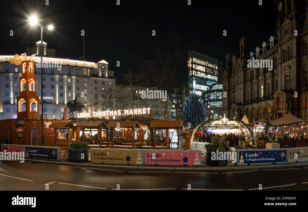 CITY SQUARE, LEEDS, REGNO UNITO - 28 NOVEMBRE 2024. Panorama paesaggistico delle bancarelle colorate del mercato di Natale di Leeds in City Square, Leeds, Regno Unito Foto Stock