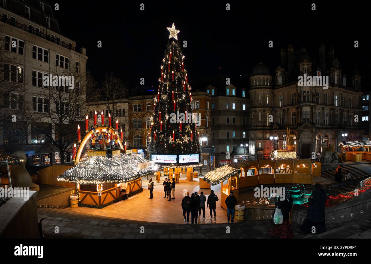 VICTORIA SQUARE, BIRMINGHAM, REGNO UNITO - 26 NOVEMBRE 2024. Panorama paesaggistico delle bancarelle colorate del mercato di Natale tedesco in Victoria Square Foto Stock