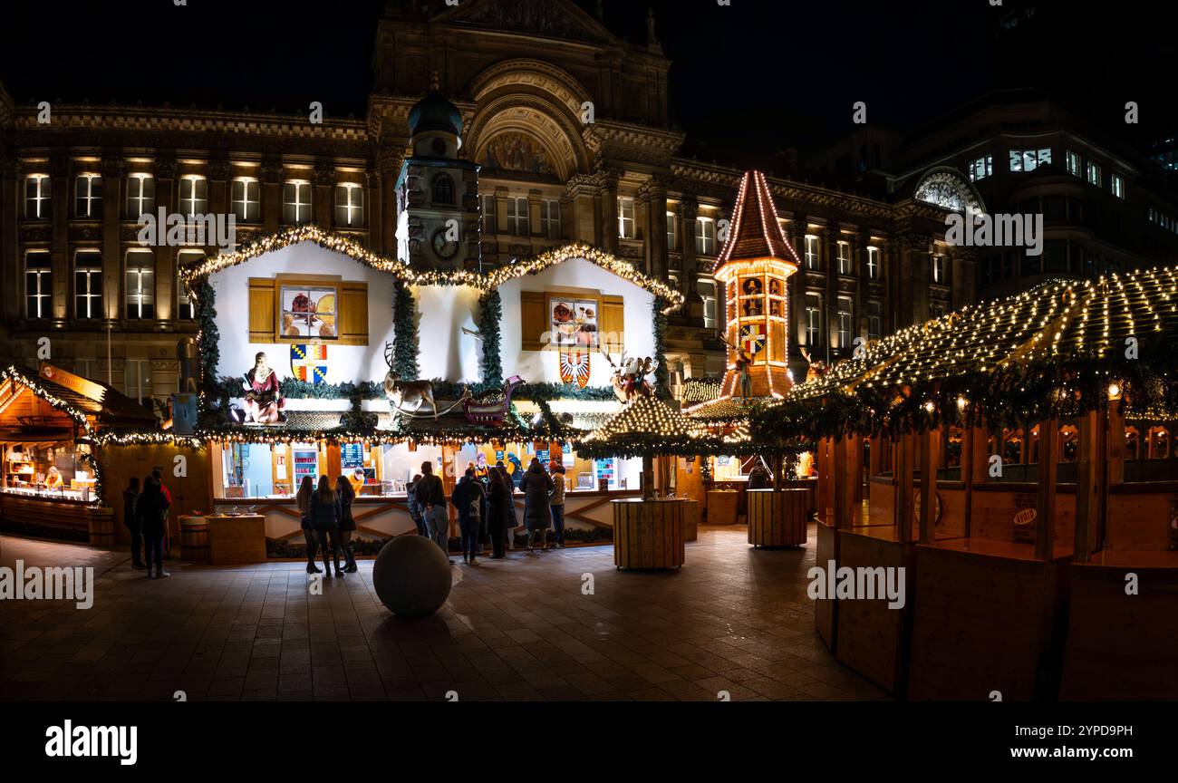 VICTORIA SQUARE, BIRMINGHAM, REGNO UNITO - 26 NOVEMBRE 2024. Panorama paesaggistico delle bancarelle colorate del mercato di Natale tedesco in Victoria Square Foto Stock