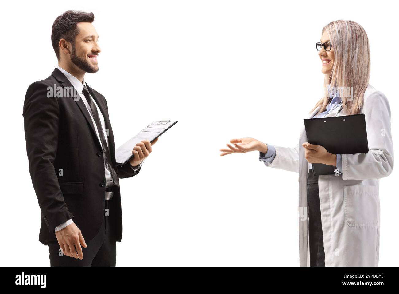 Medico donna che parla con un uomo con una tuta nera isolata su sfondo bianco Foto Stock