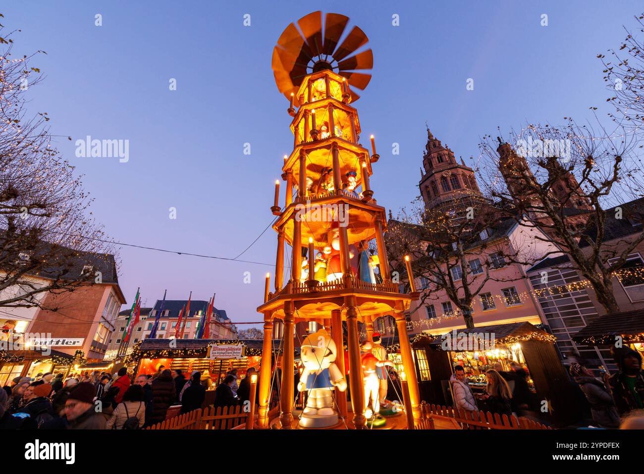 Zeitgeschehen: Weihnachtsmarkt a Magonza, 29.11.2024 Die Pyramide vor dem Mainzer Dom Die Besucher strömen auf den Marktplatz Traditioneller Weihnachtsmarkt am Mainzer Dom vorweihnachtliche Stimmung Glühwein Kultur Adventszeit Weihnachtsmarkt am 29.11.2024 Mainz Innenstadt Rheinland 29 2024 29 2024 Foto Stock