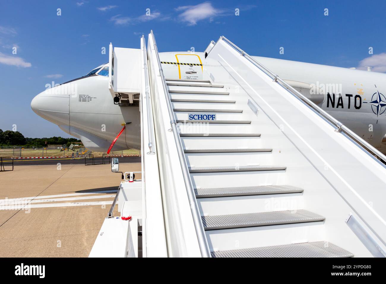 Aereo radar NATO Boeing e-3 Sentry AWACS e scale sulla pista della base aerea di Norvenich. Norvenich, Germania - 12 giugno 2015 Foto Stock