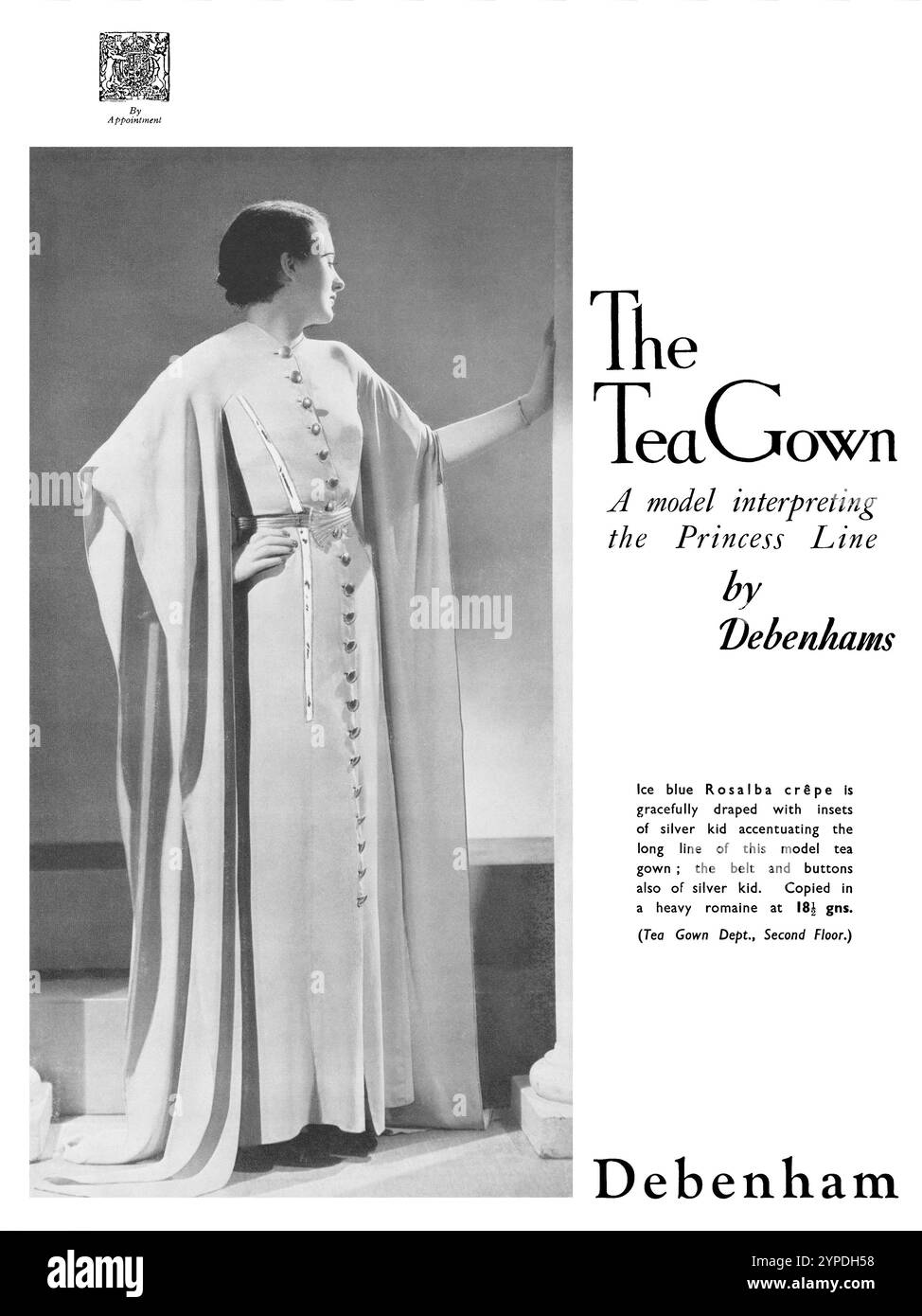 1937 pubblicità di moda britannica per un abito da tè crepe Rosalba disponibile presso i grandi magazzini Debenhams. Foto Stock