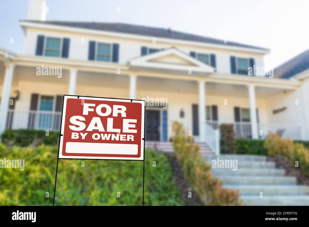 In vendita da parte del proprietario, cartello di cantiere immobiliare davanti alla casa. Foto Stock