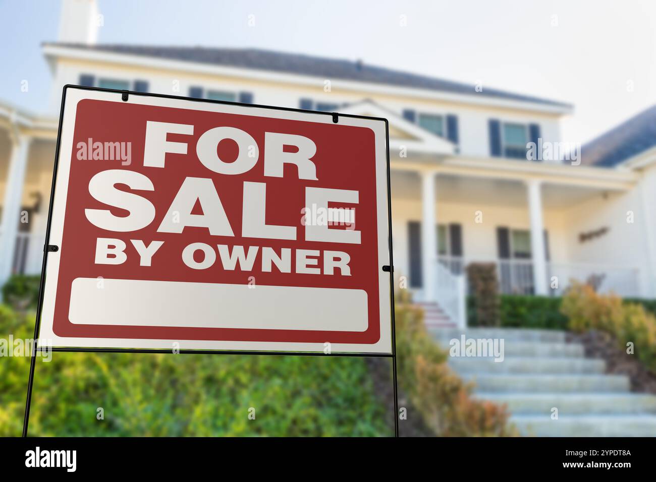 In vendita da parte del proprietario, cartello di cantiere immobiliare davanti alla casa. Foto Stock