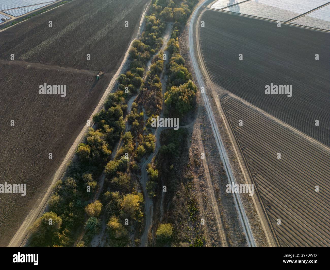 Una vista aerea del fiume Pajaro e dei campi agricoli che lo circondano su tutti i lati vicino a Watsonville, California, Stati Uniti. Foto Stock