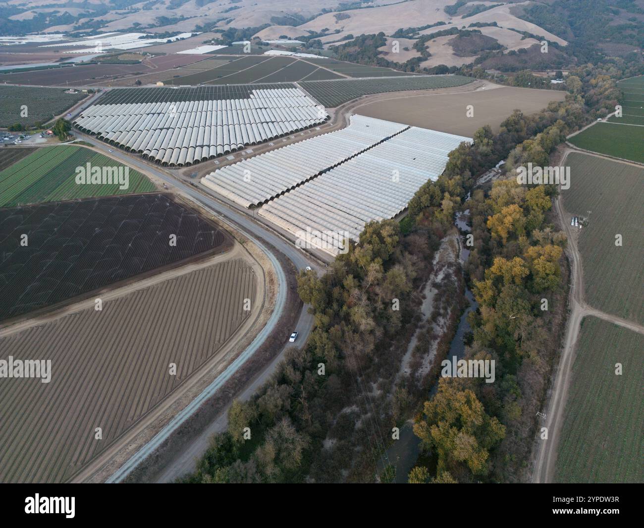 Una vista aerea del fiume Pajaro e dei campi agricoli che lo circondano su tutti i lati vicino a Watsonville, California, Stati Uniti. Foto Stock
