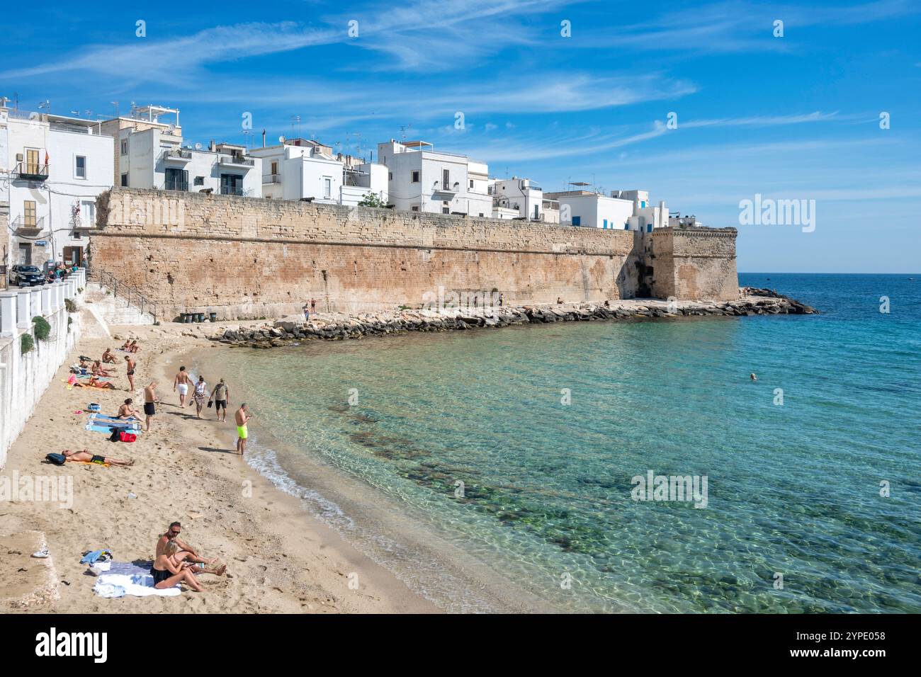 MONOPOLI, ITALIA - 13 MAGGIO 2024: Vista panoramica del centro storico di Monopoli, regione Puglia, Italia Foto Stock