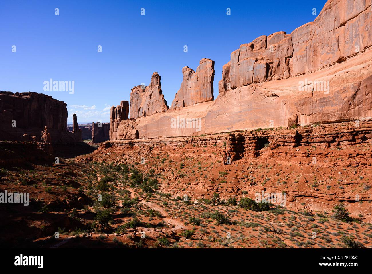 Vista del Parco Nazionale degli archi di Park Avenue con sentiero sotto le torreggianti pareti di roccia Foto Stock