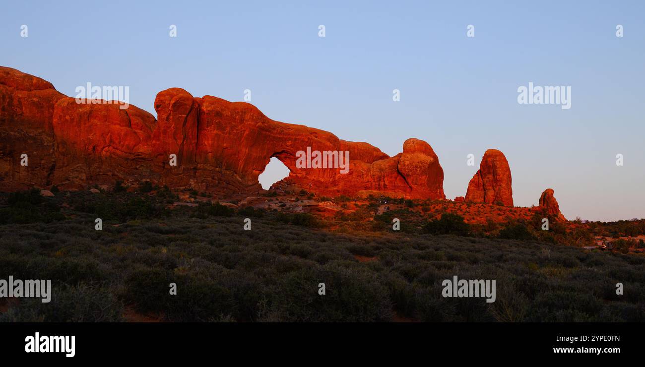Arches National Park, Utah, USA - 12 giugno 2024; North Window Arch in luce rossa serale nell'Arches National Park Foto Stock