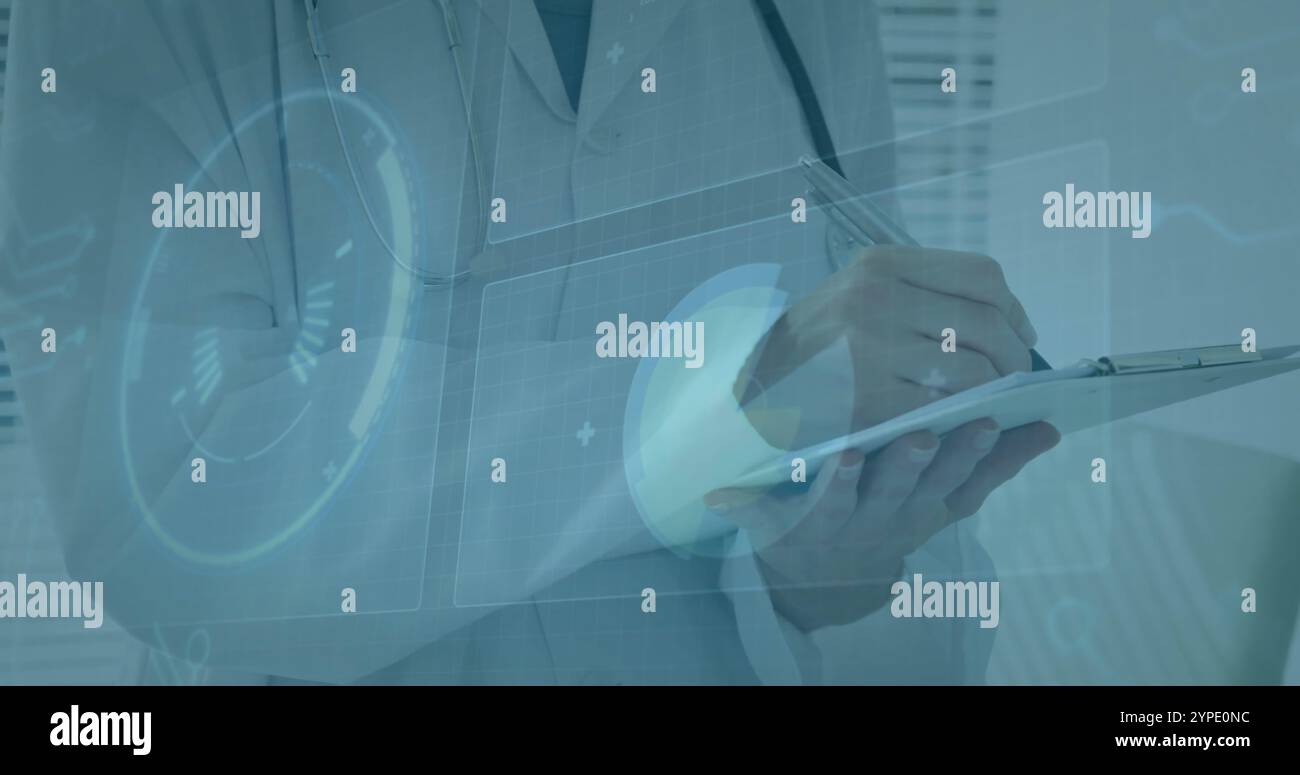 Medico che utilizza tablet con immagine di elaborazione dei dati medici sovrapposta Foto Stock