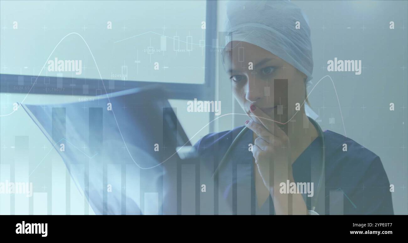 Immagine di elaborazione dei dati finanziari su chirurgo donna caucasico in ospedale Foto Stock