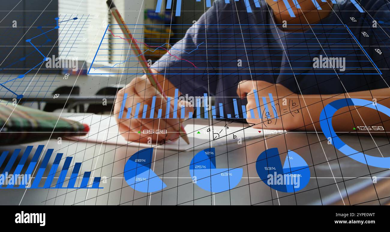 Immagine di equazioni matematiche ed elaborazione di dati finanziari su scolari asiatici Foto Stock