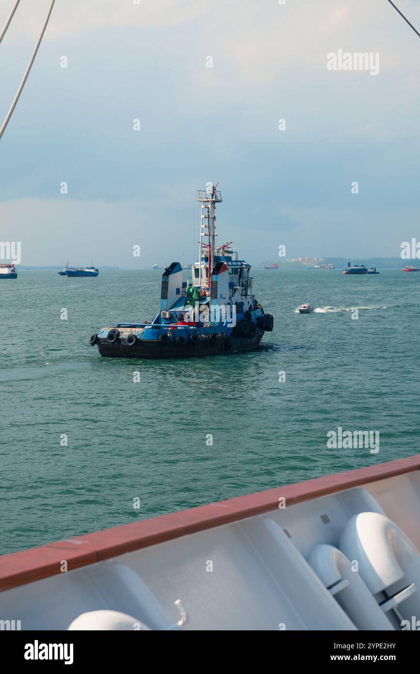 Tugboat sailing in Sea, 25 ottobre 2024, Balikpapan, Kalimantan orientale, Indonesia Foto Stock