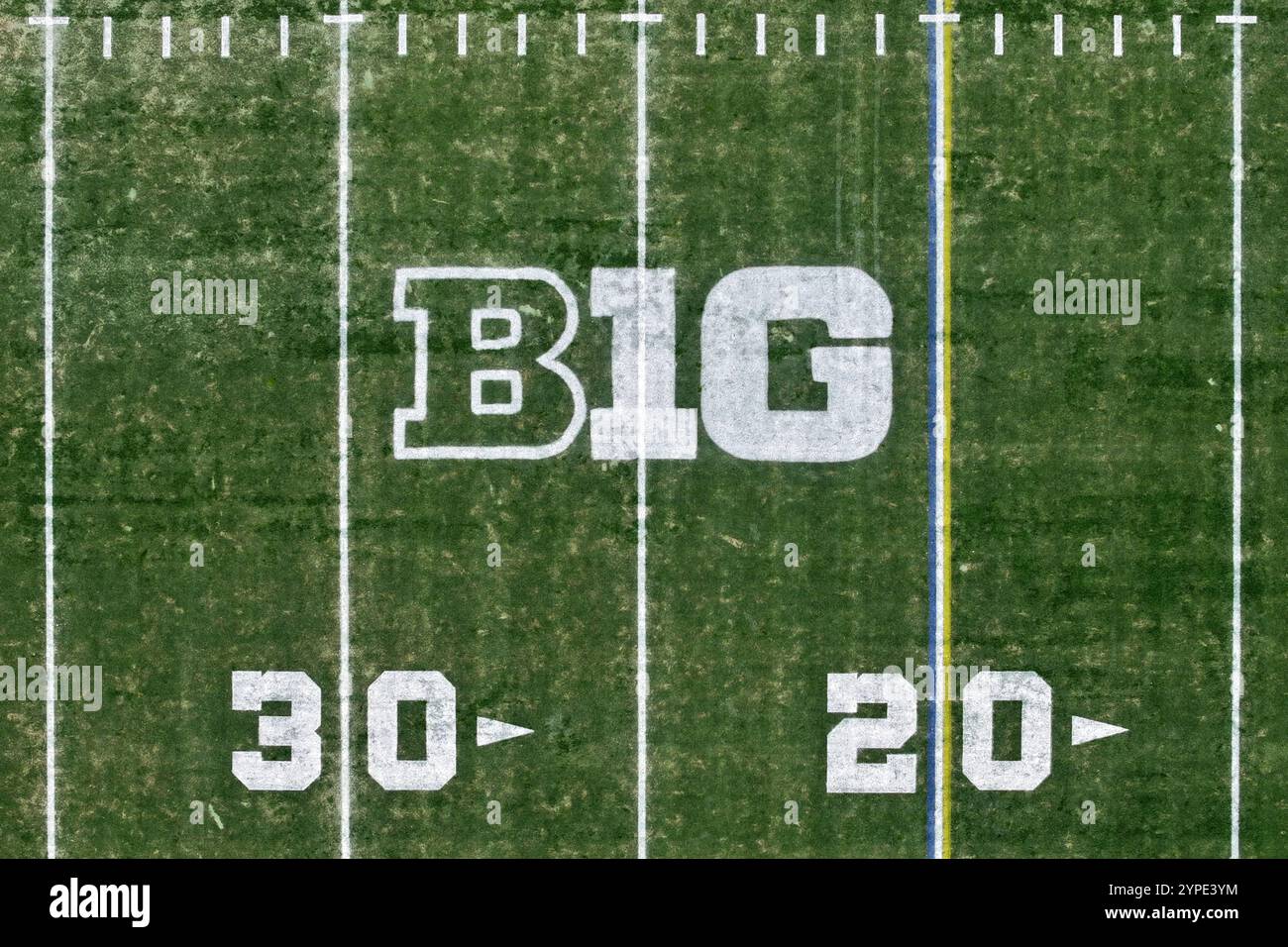 Il logo della Big Ten Conference sul campo di football al Rose Bowl Stadium, 29 novembre 2024, a Pasadena, California. Crediti: Kirby Lee/Alamy Live News Foto Stock