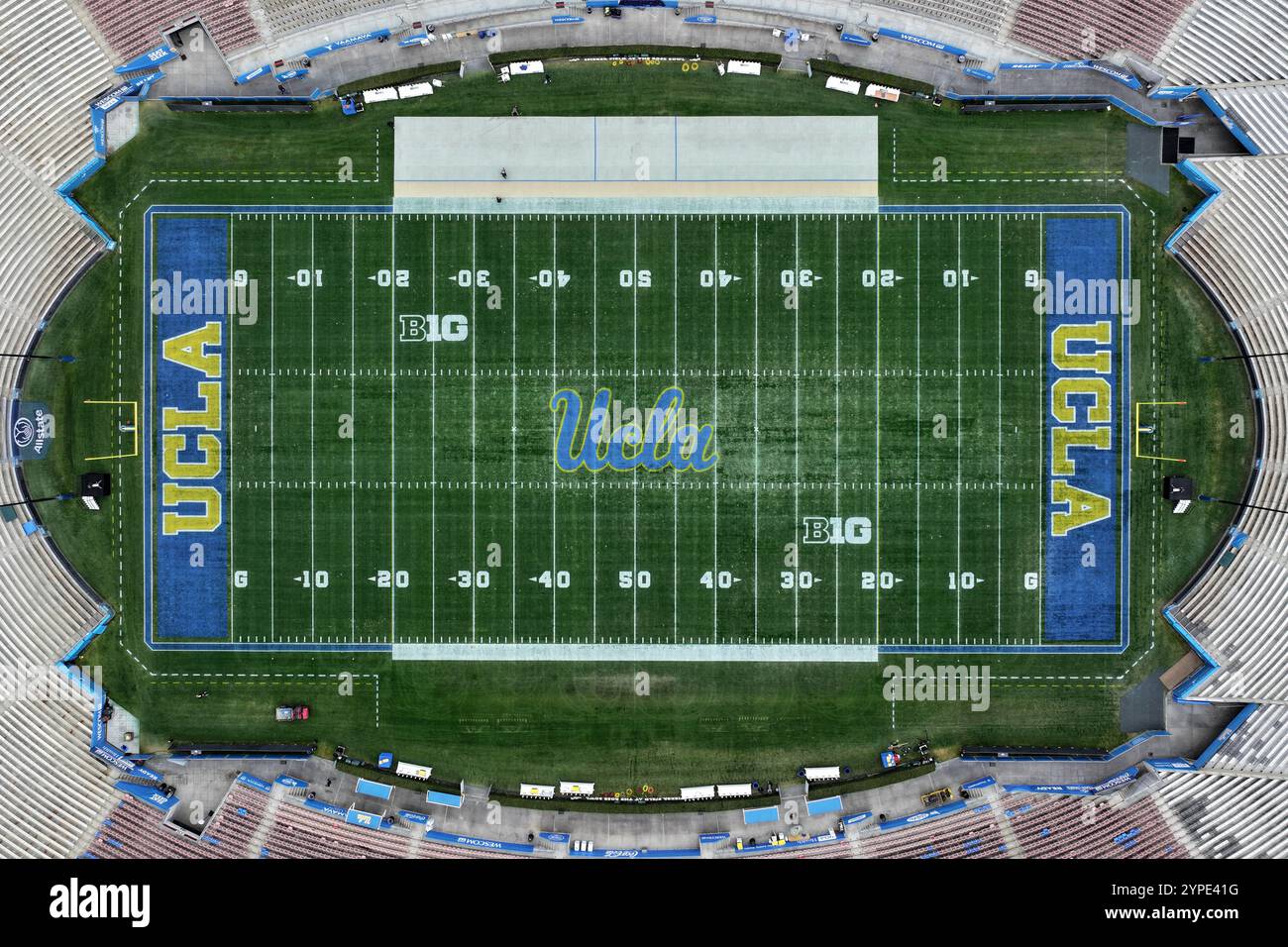 La UCLA Bruins and Big Ten Conference loghi sul campo da football al Rose Bowl Stadium, 29 novembre 2024, a Pasadena, California. Crediti: Kirby Lee/Alamy Live News Foto Stock