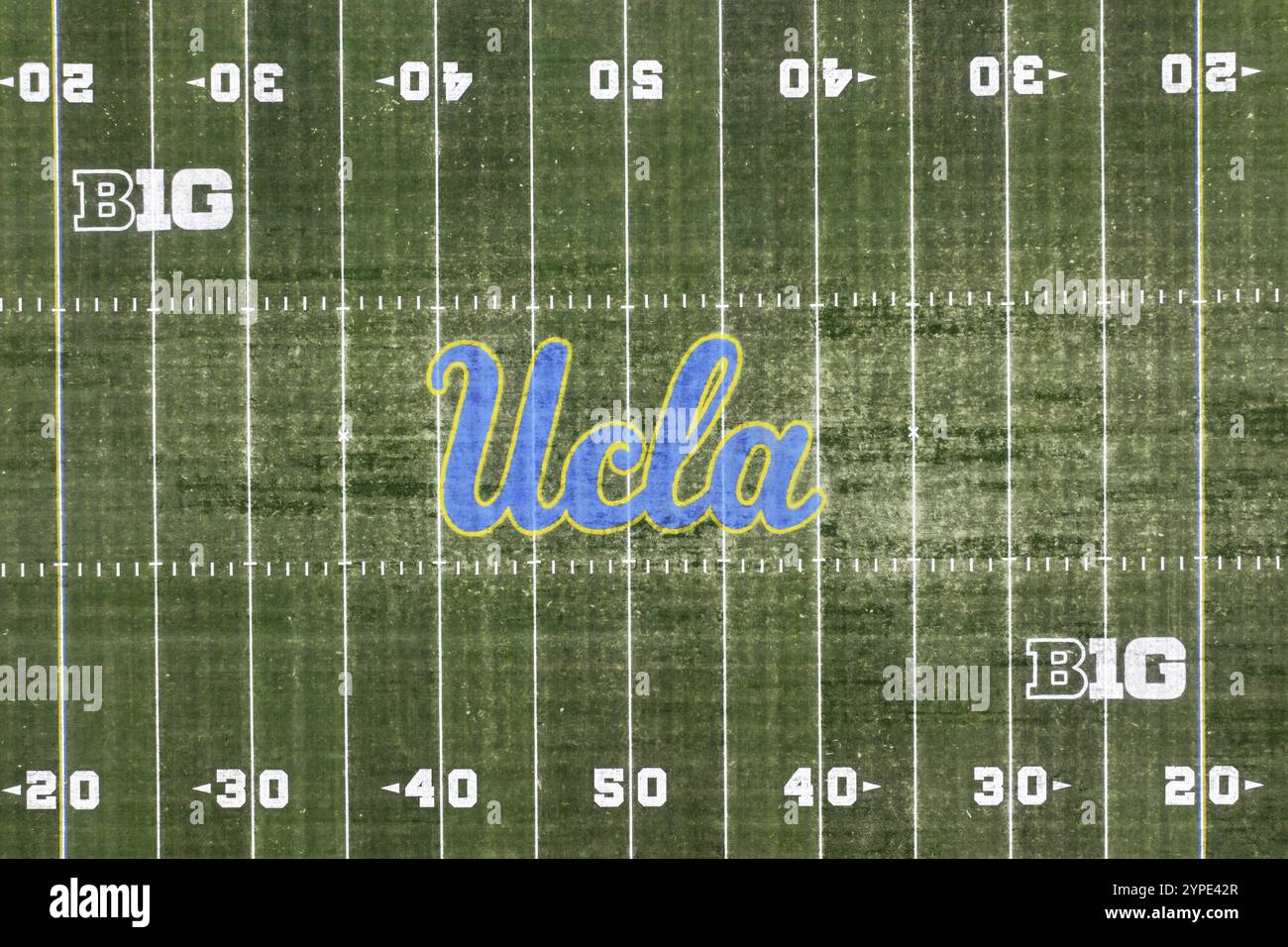 La UCLA Bruins and Big Ten Conference loghi sul campo da football al Rose Bowl Stadium, 29 novembre 2024, a Pasadena, California. Crediti: Kirby Lee/Alamy Live News Foto Stock