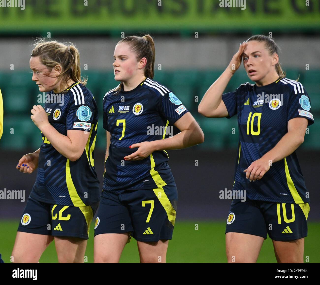 Easter Road, Stadium, Edimburgo, Scozia. Regno Unito 29 novembre 24. Scozia contro Finlandia UEFA WomenÕs finale finale finale finale delle qualificazioni europee. Scotland dejction Erin CuthbertÊ. Emma Watson e Kirsty Hanson dopo il pareggio 0-0 con la Finlandia crediti: eric mccowat/Alamy Live News Foto Stock